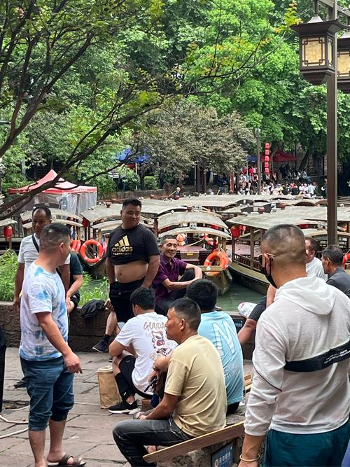 新澳门2025年正版免费和凤凰古城百人抢鸭子与凤凰古城百人抢鸭子是真的吗